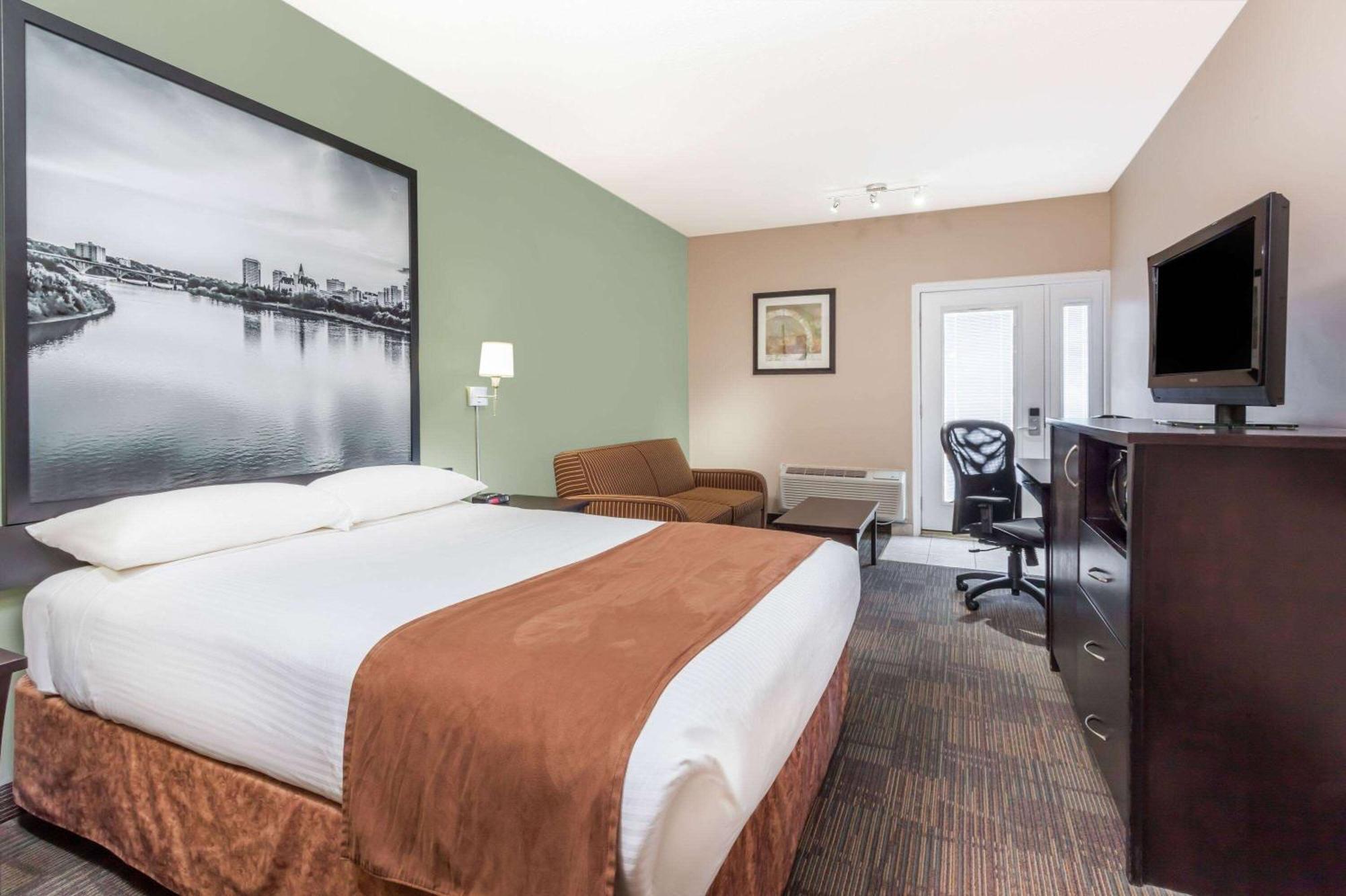 Super 8 By Wyndham Saskatoon Near Saskatoon Airport Hotel Exterior photo
