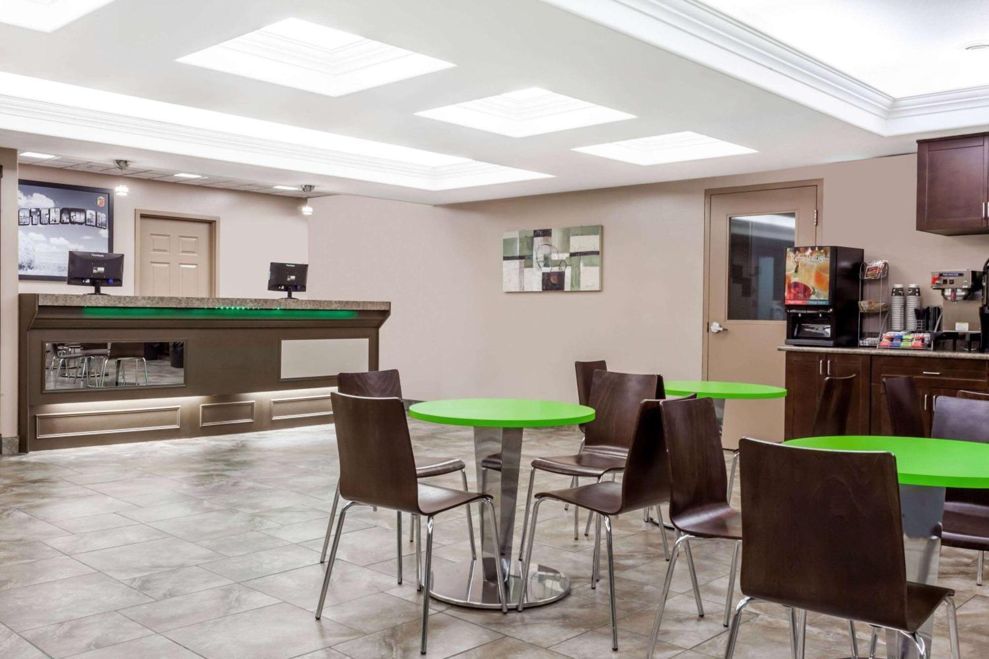 Super 8 By Wyndham Saskatoon Near Saskatoon Airport Hotel Exterior photo